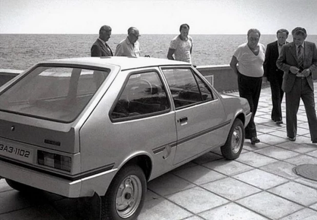 Леонид Брежнев осматривает новинку запорожского автозавода, 1978 год, Ялта  фотографии