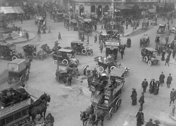 Моторно–гужевая «пробка», 1910 год, Пикадилли, Лондон