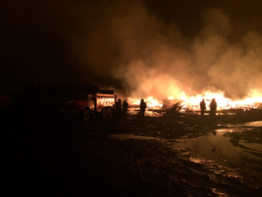 Масштабный пожар на складе шпал на с. Арбузовка.