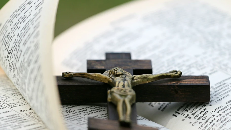 РПЦ не исключила запрета Библии в Европе из-за операций по смене пола
