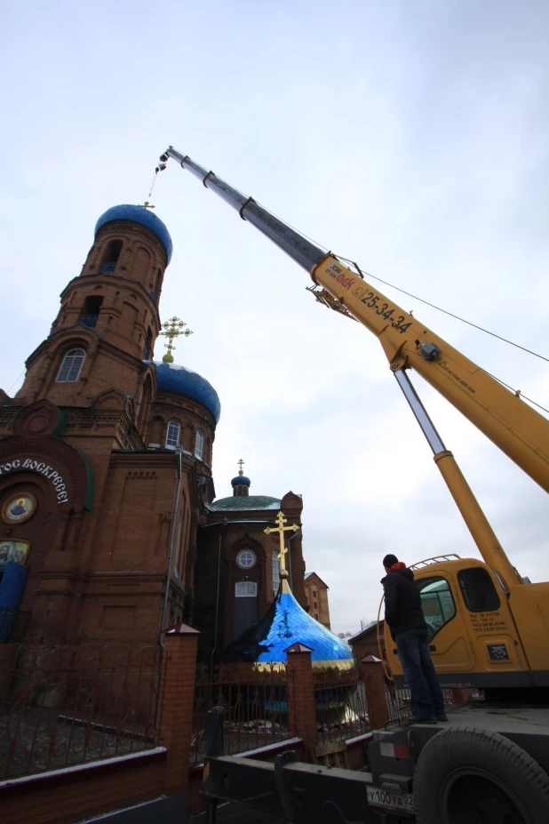 На Покровском соборе Барнаула заменили купол колокольни. 14 октября 2016 года.