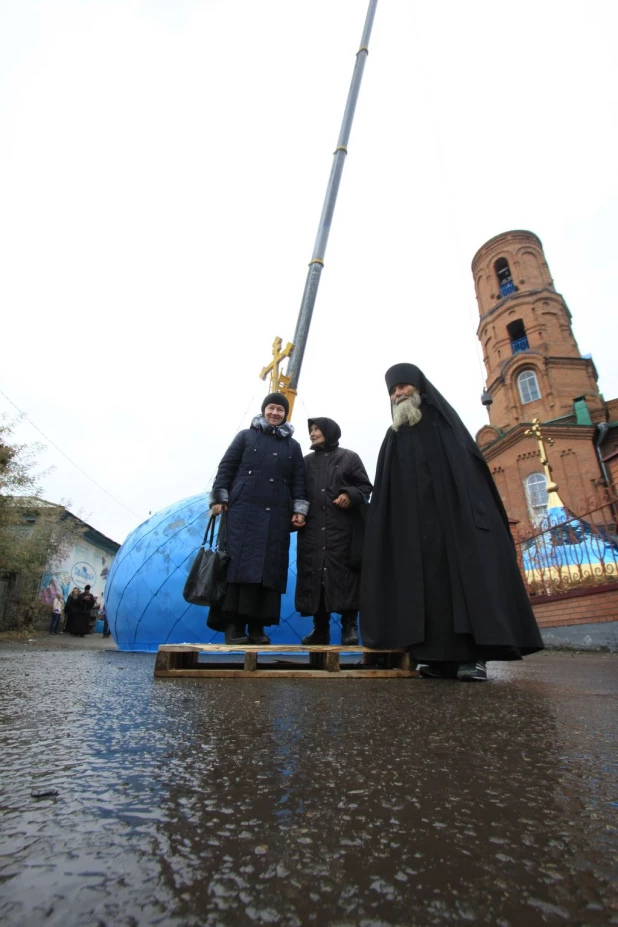 На Покровском соборе Барнаула заменили купол колокольни. 14 октября 2016 года.