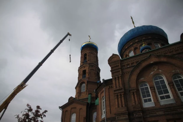 На Покровском соборе Барнаула заменили купол колокольни. 14 октября 2016 года.