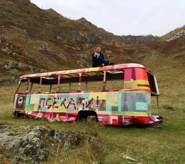 Скульптуры и памятники в алтайских горах.