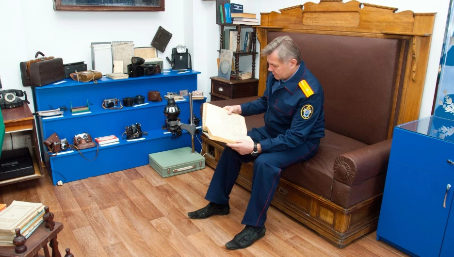 Следователь-криминалист Александр Барсуков в музее алтайского Следкома.