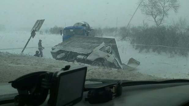 Ураган на алтайских трассах сносит автомобили. Бийский район.