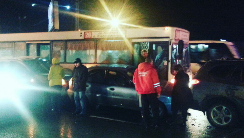 В Барнауле автобус попал в ДТП. 19 октября 2016 года.
