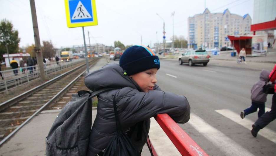 Ребенок у пешеходного перехода.