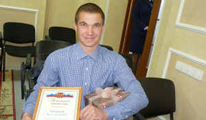 Павел Черников получил грамоту от Следственного комитета за спасение девочки. 