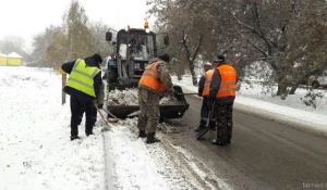 Уборка снега на дороге.