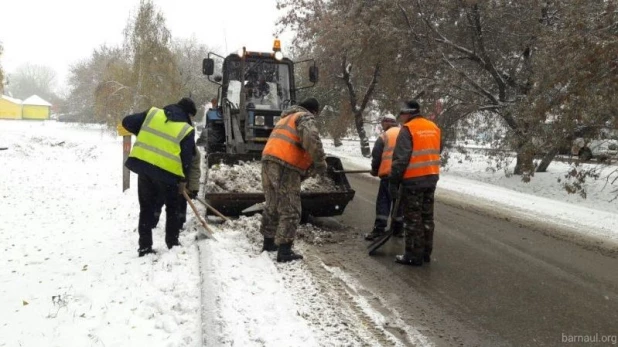 Уборка снега на дороге.