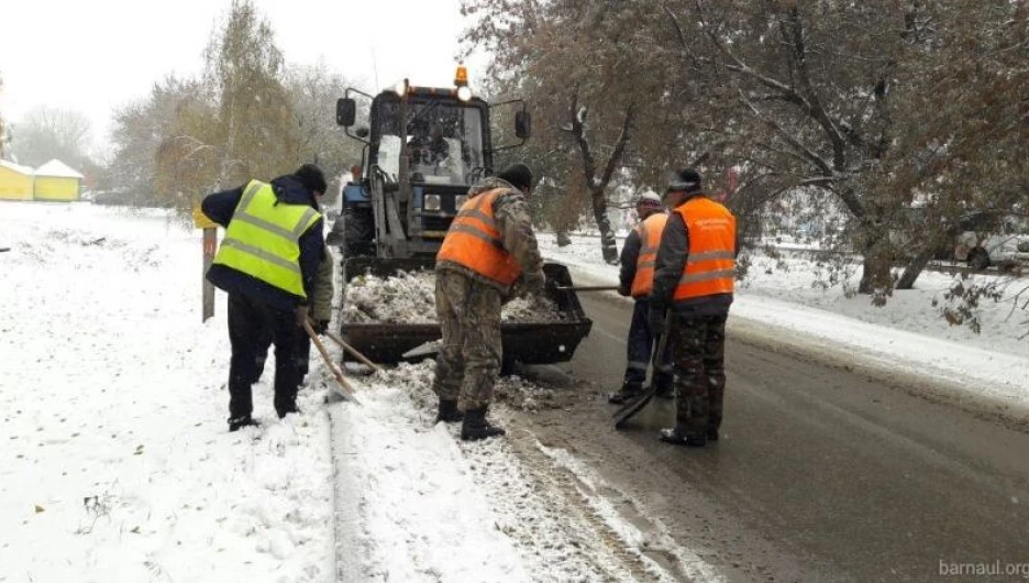 Уборка снега на дороге.