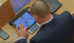 Депутат играет на заседании.