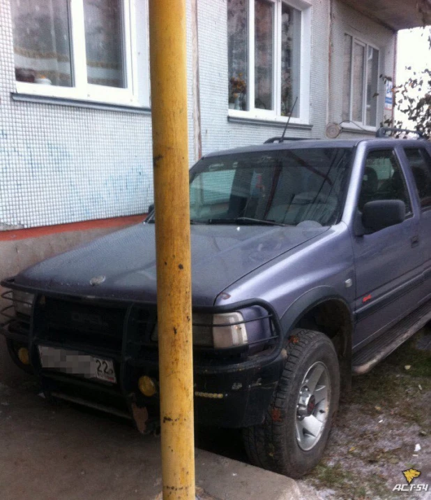 В Бердске таинственным образом запарковался внедорожник с алтайскими номерами.