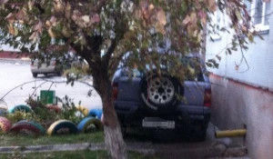 В Бердске таинственным образом запарковался внедорожник с алтайскими номерами.