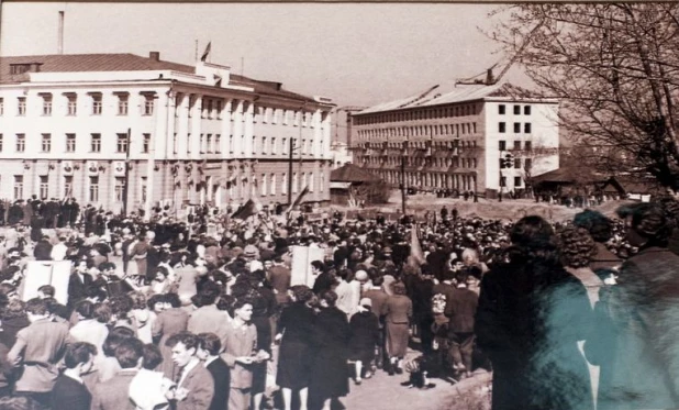 Угол социалистического и Молодежной. 1 мая 1961 года.