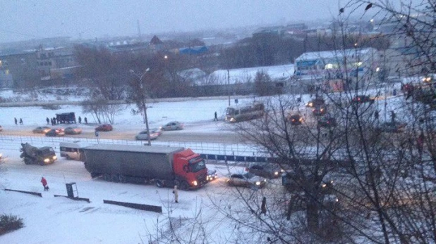 Попова 10/2, фура не может подняться в гору.