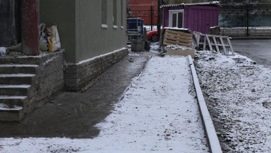 Барнаульцы недовольны тем, как убирают тротуар на одной из улиц в центре города