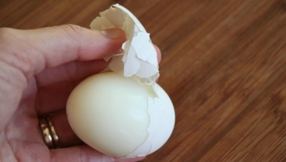 Добавьте немного соды в кастрюлю, где варятся яйца, чтобы они легко чистились.