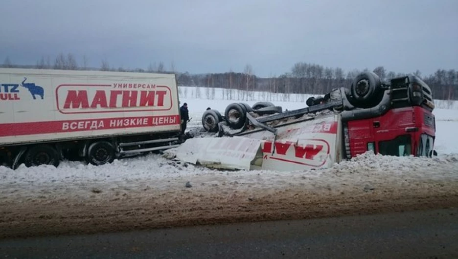 Грузовик слетел с трассы.