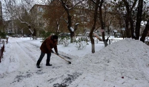 Очистка дворов от снега.