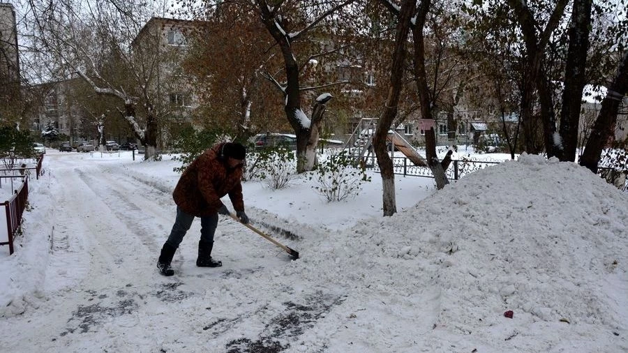 Очистка дворов от снега.