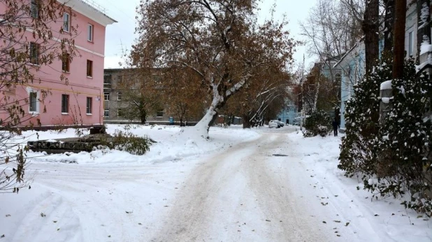 Очистка дворов от снега.