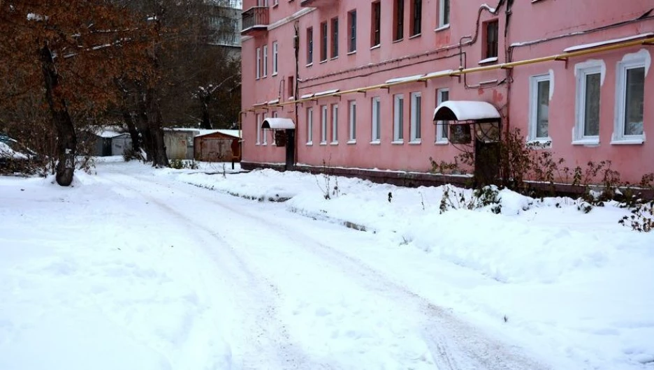 Заснеженный двор.