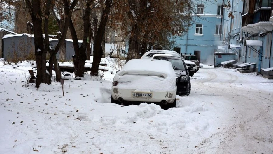 Очистка дворов от снега.