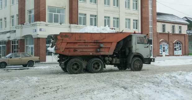 Уборка снега в Барнауле.