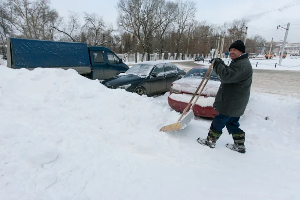 Уборка снега на Социалистическом проспекте.