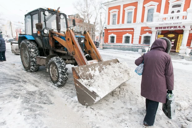 Уборка снега в Барнауле.