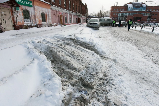 Уборка снега на Социалистическом проспекте.