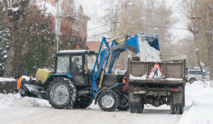Уборка снега на проспекте Ленина.