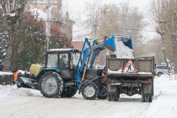 Уборка снега на проспекте Ленина.