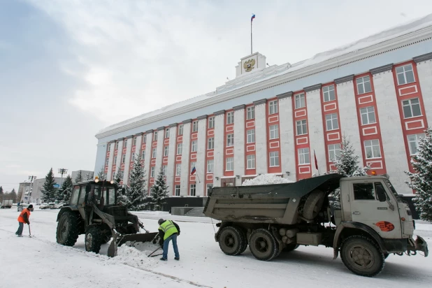 Уборка снега у краевой администрации.