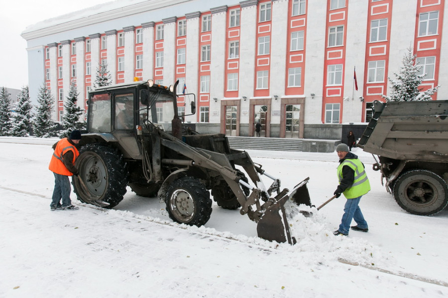 Уборка снега у краевой администрации.