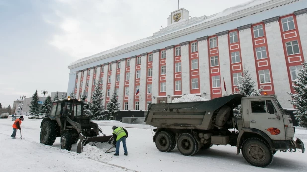 Уборка снега у краевой администрации.