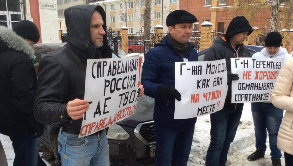 Барнаульские эсеры провели пикет у гордумы. 28 октября 2016 года.
