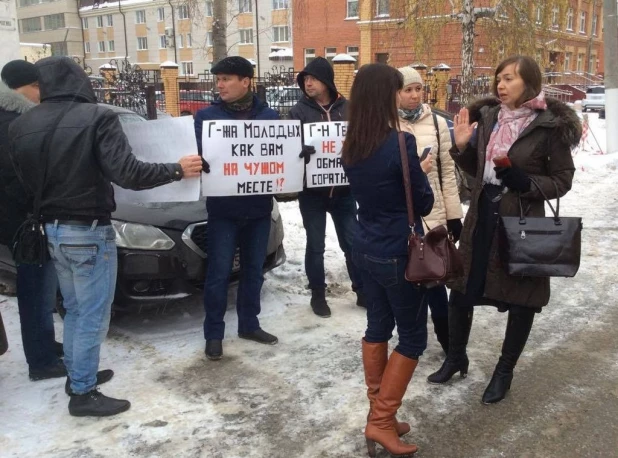 Барнаульские эсеры провели пикет у гордумы. 28 октября 2016 года.