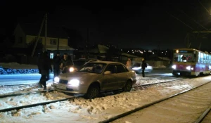 Автомобиль вынесло на трамвайные пути.