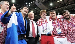 Дзюдоист Иван Нифонтов со сборной и Владимиром Путиным.