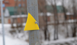 Вандалы испортили табличку для слепых на мосту через Барнаулку.
