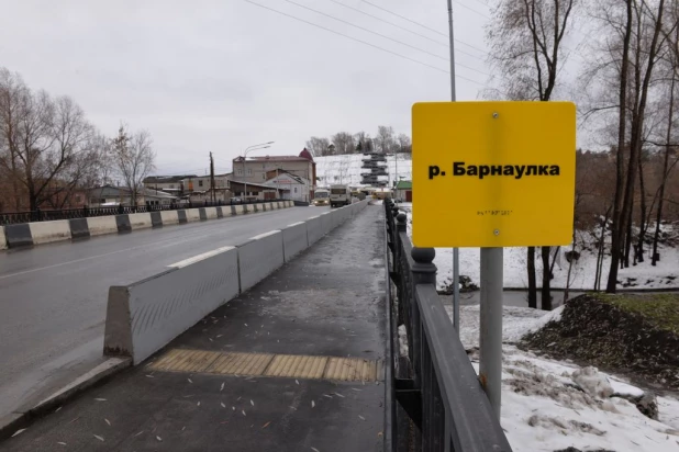 Вандалы испортили табличку для слепых на мосту через Барнаулку.