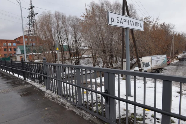 Вандалы испортили табличку для слепых на мосту через Барнаулку.