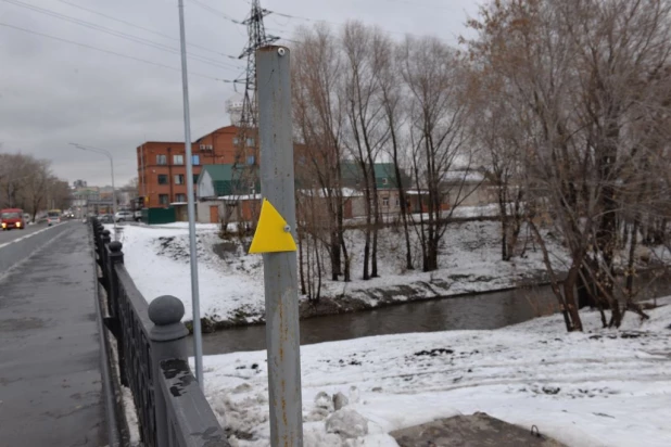 Вандалы испортили табличку для слепых на мосту через Барнаулку.