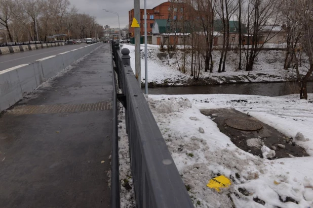 Вандалы испортили табличку для слепых на мосту через Барнаулку.