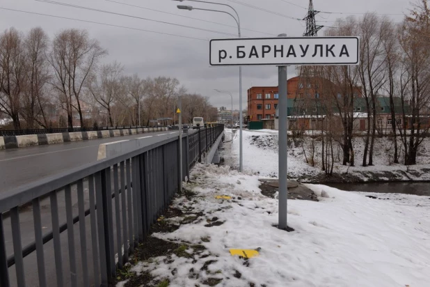 Вандалы испортили табличку для слепых на мосту через Барнаулку.