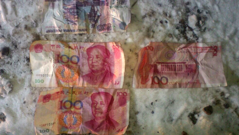 Иркутские грабители попытались съесть тысячи рублей в валюте при задержании.