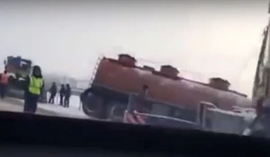 ДТП под Рубцовском: с трассы слетел бензовоз.